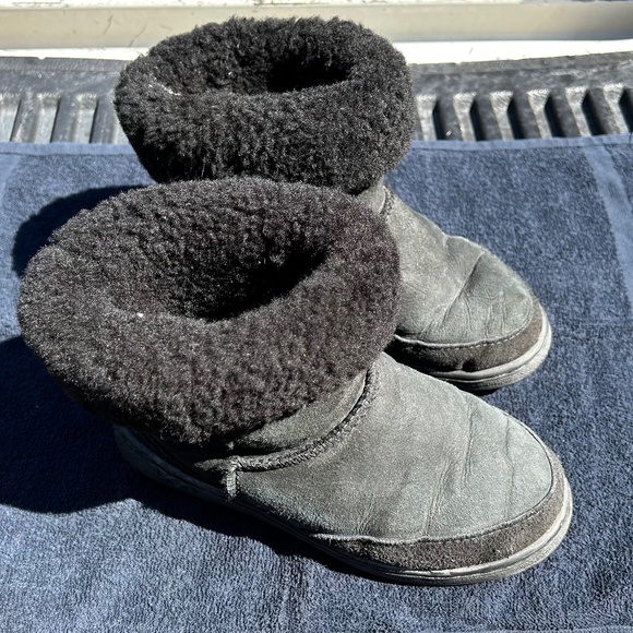UGG ANKLE BOOTS SHEEPSKIN BLACK SUEDE WOMENS 6 MENS 5 Made in USA - Picture 1 of 9